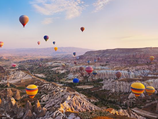 世界遺産カッパドキア　熱気球朝日鑑賞ツアー　1便確定プランあり！＜混載／午前／軽食＆シャンパン付き／英語ガイド／カッパドキア発＞