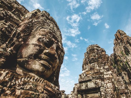 アンコールワット3大遺跡観光ツアー　朝日夕日鑑賞＋アプサラダンスディナーショー　＜貸切プランあり／昼・夕食付き／日本語＞
