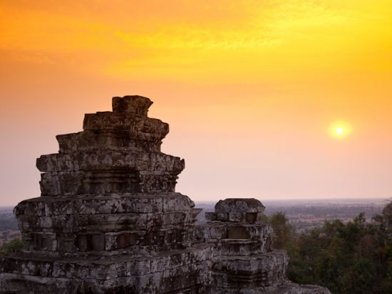 アンコールワット3大遺跡1日観光ツアー プノンバケンでの夕日鑑賞 アプサラダンスディナーショープラン選択可！＜貸切／昼食／日本語ガイド／朝日鑑賞オプション有＞