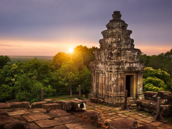 アンコール・ワット半日観光ツアー プノン・バケンでの夕日鑑賞＜貸切／日本語ガイド＞