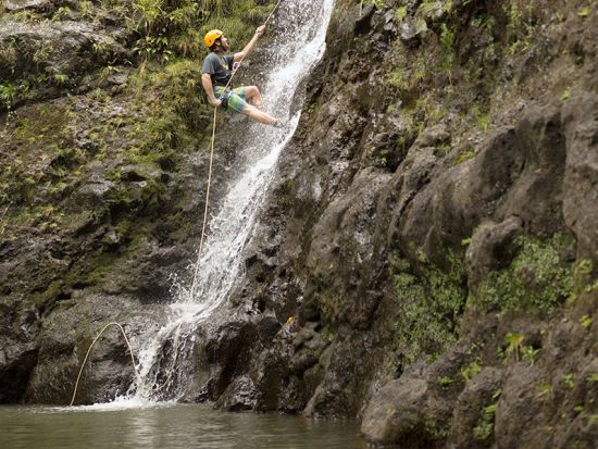 ラッペリング体験　ハナの美しい滝やジャングルの壁をロープで懸垂下降！＜英語ガイド＞