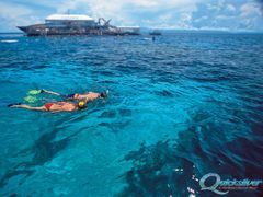 outer-barrier-reef-snorkel-couple-pontoon-platform-background
