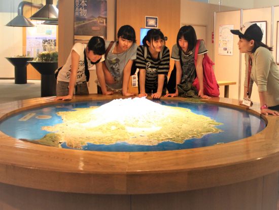 【休止中】桜島火山ガイドウォーク　ガイドと歩く溶岩なぎさ遊歩道 ＆ 解説で聞いた本物に触れることができる体験型火山ツアー！＜鹿児島＞by 桜島ミュージアム