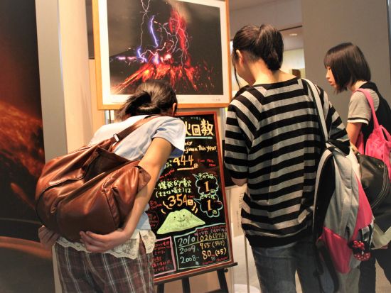 【休止中】桜島火山ガイドウォーク　ガイドと歩く溶岩なぎさ遊歩道 ＆ 解説で聞いた本物に触れることができる体験型火山ツアー！＜鹿児島＞by 桜島ミュージアム