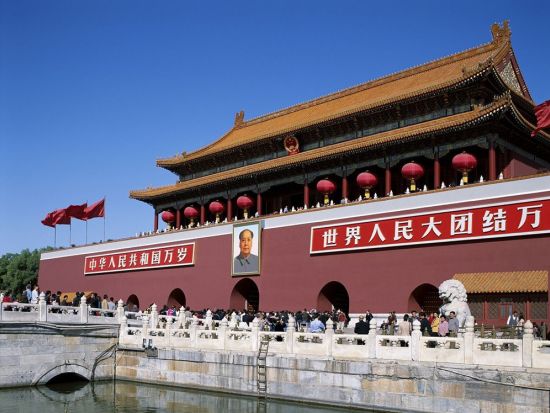 北京のシンボル天安門広場と2大世界遺産☆故宮博物院＋八達嶺万里の長城＋北京雑技鑑賞＜昼食付／日本語ガイド／ホテル送迎／土曜＆祝日限定＞ 