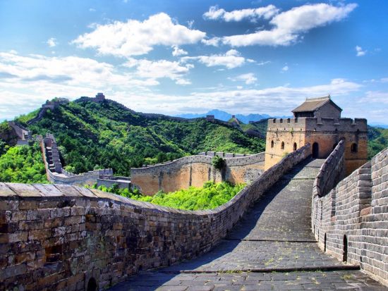 2つの世界遺産巡り☆八達嶺万里の長城と明の十三陵＋北京オリンピック会場「鳥の巣」＋南鑼鼓巷＜昼食付／日本語ガイド／土曜＆祝日限定＞
