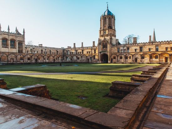 オックスフォード＆レイコック日帰り観光ツアー　ボドリアン図書館など選べる入場スポット＜英語ガイド／ロンドン発＞