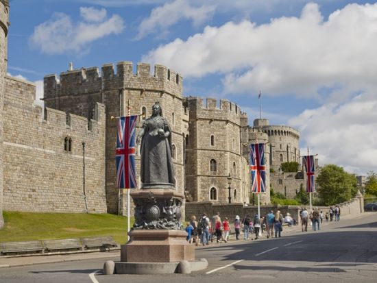 2大世界遺産をめぐる ストーンヘンジ＆バース＆ウィンザー城　日帰りツアー ＜ロンドン発／日本語ガイド選択可＞ ＊申込と同時に即予約確定