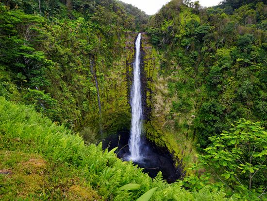 ハワイ島日帰りツアー　キラウエア火山国立公園＆自然を感じられる2つの滝へ ＜往復航空券付き／昼食付き／英語ガイド＞