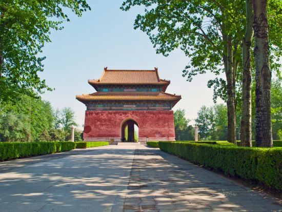 2つの世界遺産巡り☆八達嶺万里の長城と明の十三陵＋北京オリンピック会場「鳥の巣」＋南鑼鼓巷＜昼食付／日本語ガイド／土曜＆祝日限定＞