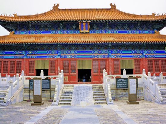 2つの世界遺産巡り☆八達嶺万里の長城と明の十三陵＋北京オリンピック会場「鳥の巣」＋南鑼鼓巷＜昼食付／日本語ガイド／土曜＆祝日限定＞