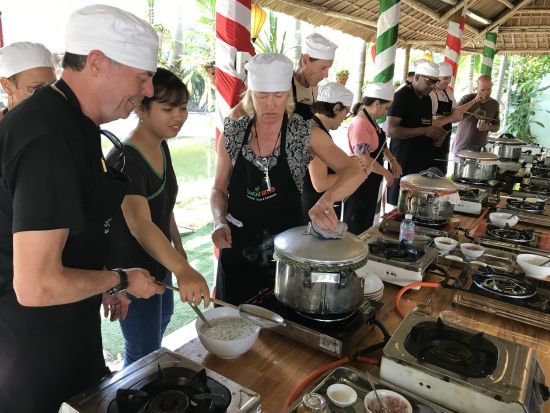 ホイアン 料理教室体験ツアー 市場散策やボートトリップ付き！＜英語ガイド／ホイアン ＞