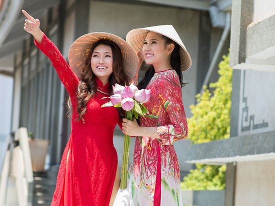Vietnam_AoDai_Girls_shutterstock_136847915