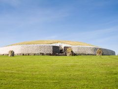 Ireland_Newgrange_shutterstock_81268549