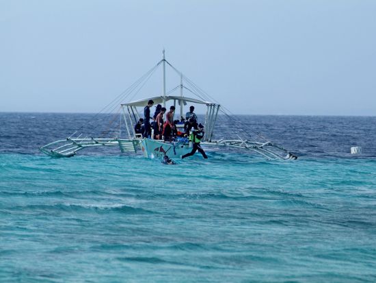 ジンベイザメ宿泊ツアー シュノーケリング＋スミロン島グランピング 星空の下のキャンプファイヤー 選べるカワサン滝キャニオニング有＜日本語可／4食付／3～9月＞