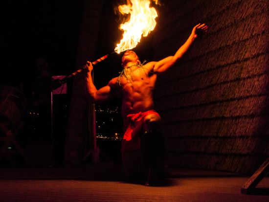 伝統ルアウ＆フラ・ハワイアンショー　アイランド・ブリーズ・ルアウ（キングカメハメハホテル内）＜ブッフェ夕食／飲み放題／シェルレイ付＞