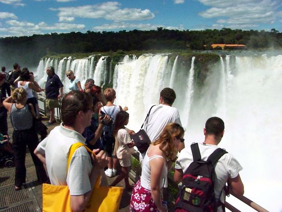 ブラジル側とアルゼンチン側から眺めるイグアスの滝プライベートツアー2日間＜貸切／日本語ガイド／入場料込／送迎先アレンジ可／フォス・ド・イグアス発＞