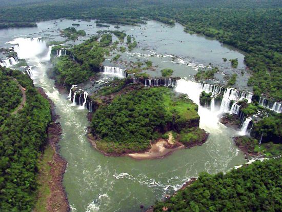 ブラジル側とアルゼンチン側から眺めるイグアスの滝プライベートツアー2日間＜貸切／日本語ガイド／入場料込／送迎先アレンジ可／フォス・ド・イグアス発＞