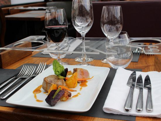 走るレストラン「バストロノーム（BUSTRONOME）」　ガラス張りパノラマバスでお食事＆ロンドン観光 ＜ランチまたはディナー＞