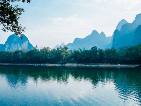 山水画の世界へ 漓江下りと陽朔・高田郷を巡る 1日観光ツアー＜貸切チャーター／日本語ガイド／4つ星船利用／昼食ビュッフェ／桂林発＞