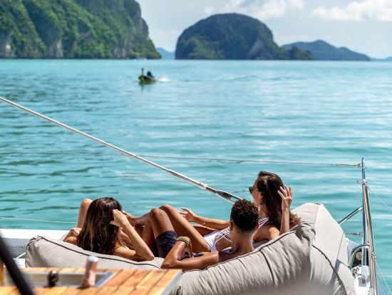 アイランドホッピング　コーラル島＆ラチャヤイ島　贅沢なクルーズでVIPな気分に　サンセット鑑賞付き＜送迎付き／昼食付／Wifi完備／貸切チャータープランあり＞