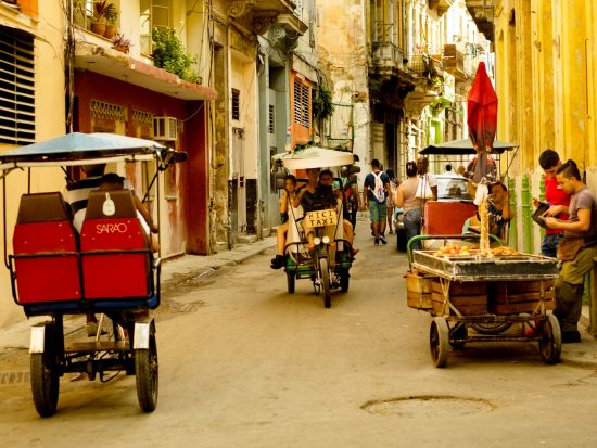 ココタクシー＆ビシタクシーで巡る☆ハバナ旧市街地 ぐるっと外周ツアー！ラム酒の試飲付き＜ハバナ発＞