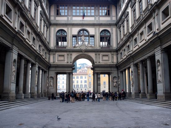 ウフィツィ美術館　美術ガイドチヅさんと巡るプライベートツアー　主要作品のみを巡るライトプランあり＜貸切／1.5時間または2.5時間／日本語ガイド＞