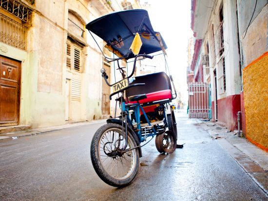 ココタクシー＆ビシタクシーで巡る☆ハバナ旧市街地 ぐるっと外周ツアー！ラム酒の試飲付き＜ハバナ発＞