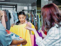 Shopping_Mall_Girls_Fashion_Concept_shutterstock_644766274
