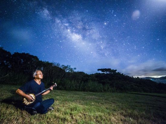 星空鑑賞ツアー 三線を聞きながら国内初星空保護区認定で絶景星空ウォッチ！記念撮影付きプランあり＜当日18時まで受付／幼児無料／市街地ホテル送迎可／2～12月＞