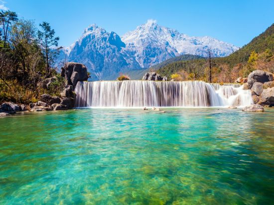 ナシ族の故郷・麗江を巡る 1日観光ツアー！玉龍雪山＋白沙壁画＋束河古鎮＋麗江古城＜貸切チャーター／日本語ガイド／昼食付き／麗江発＞