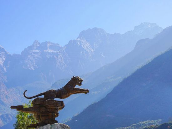 【貸切りチャーター】麗江日帰り観光ツアー 長江第一湾＋石鼓鎮＋虎跳峡＜日本語ガイド／昼食付き／麗江発＞