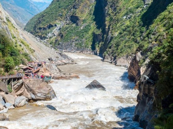 【貸切りチャーター】麗江日帰り観光ツアー 長江第一湾＋石鼓鎮＋虎跳峡＜日本語ガイド／昼食付き／麗江発＞