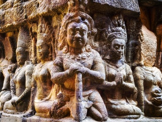 プレアヴィヒア寺院＋アンコールワット3大遺跡　2つの人気ツアーをセットしたお得なプラン！＜昼食＆夕食付き／日本語ガイド＞