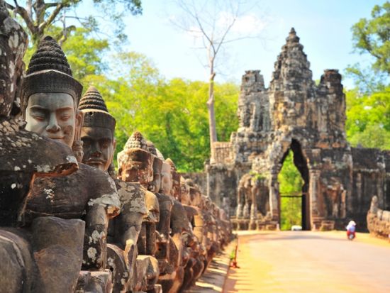 アンコールワット3大遺跡観光ツアー　朝日夕日鑑賞＋アプサラダンスディナーショー　＜貸切プランあり／昼・夕食付き／日本語＞
