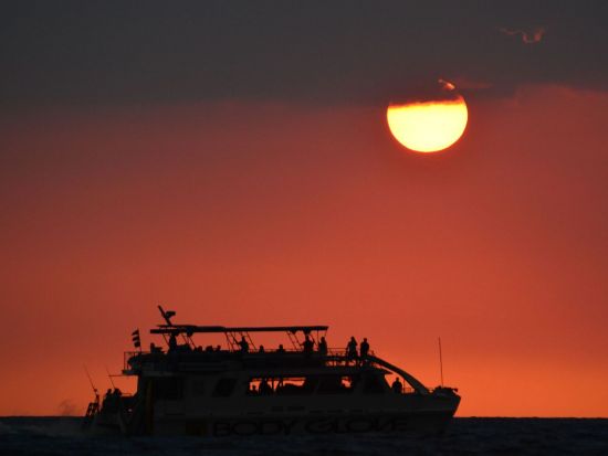 キャプテン・クック号　サンセット・ディナークルーズ ＜夕食・カクテル1杯付き／カイルアピア発＞