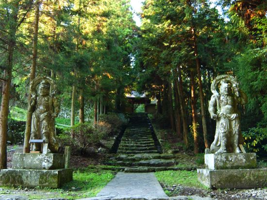 別府市内発／大分空港着貸切観光タクシー  日本の秘境100選に選定！熊野磨崖仏や両子寺を巡る国東半島コース＜5時間～6時間／最大9名乗車可＞by トラベルネット