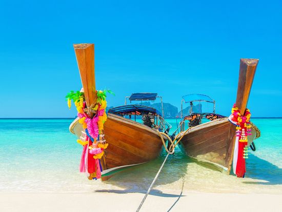 Thailand_Phuket_Phi_Phi_Don_Island_Beach_Boat_shutterstock_384310933