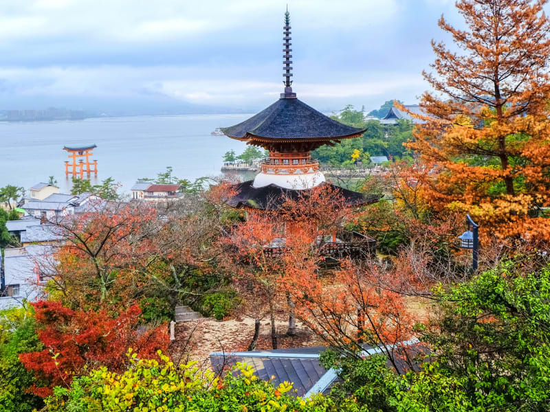 Hiroshima_Itsukushima_Shrine_shutterstock_522510133