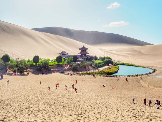 憧れのシルクロード！莫高窟＋陽関＋鳴沙山 1日満喫ツアー＜専用車＋日本語ガイド／敦煌発＞