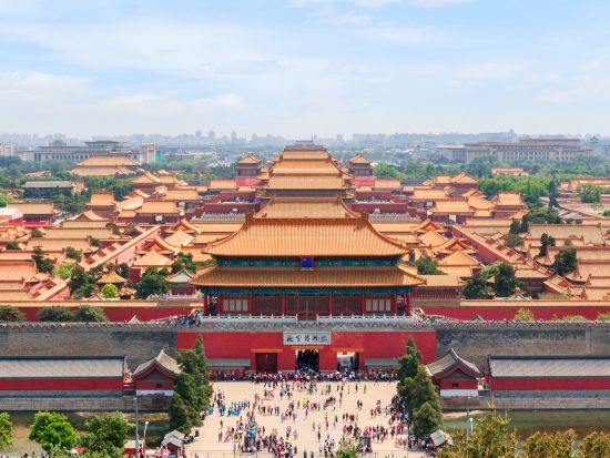 【プレミアム・北京】天安門広場＋故宮博物館＋景山公園＋天壇公園＋雑技＋前門大街など、北京市内1日観光！＜貸切チャーター／日本語ガイド／昼食・夕食付／ホテル送迎＞