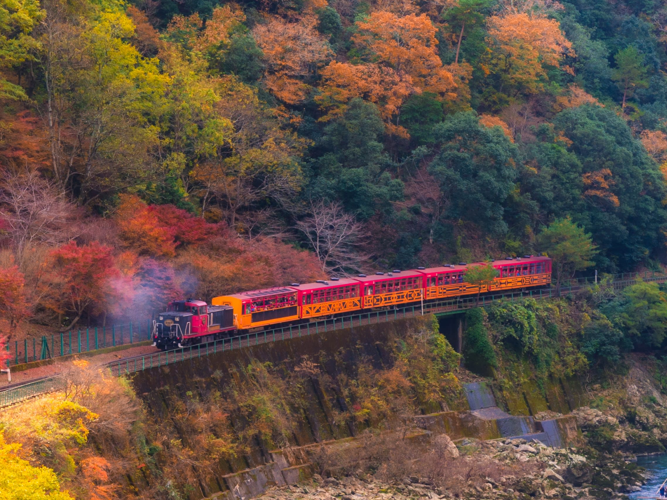 トロッコ列車と保津川下り バスツアー 並ばずスムーズに乗船＆乗車！嵐山散策も＜京都駅発／1日＞by おこしバス（京都定期観光バス） | 京都の観光&遊び・体験・レジャー専門予約サイト  VELTRA(ベルトラ)