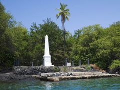 US_Hawaii_Big Island_Kealakekua_Bay_Capt_Cook_Monument_shutterstock_68710447