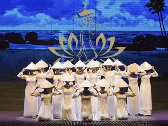 「チャーミングショー」とベトナム料理の夕食＜送迎付き／日本語ガイド＞