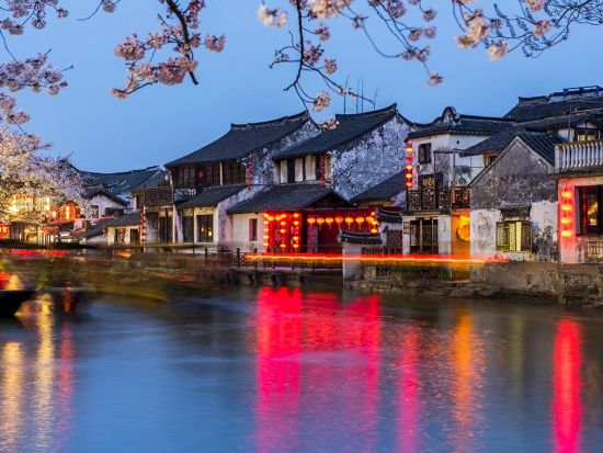 夕方出発！夜の西塘 日帰り観光ツアー 映画『ミッション:インポッシブル3』のロケ地でB級屋台巡り＜日本語ガイド／郷土料理の夕食付／ホテル送迎／上海発＞