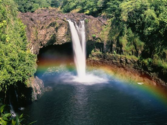 Hawaii_Big_Island_Rainbow_Falls_shutterstock_149914934