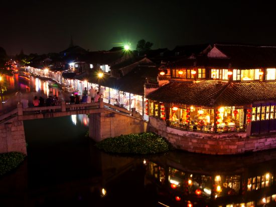 夕方出発！夜の西塘 日帰り観光ツアー 映画『ミッション:インポッシブル3』のロケ地でB級屋台巡り＜日本語ガイド／郷土料理の夕食付／ホテル送迎／上海発＞