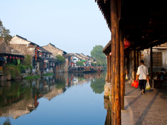 夕方出発！夜の西塘 日帰り観光ツアー 映画『ミッション:インポッシブル3』のロケ地でB級屋台巡り＜日本語ガイド／郷土料理の夕食付／ホテル送迎／上海発＞