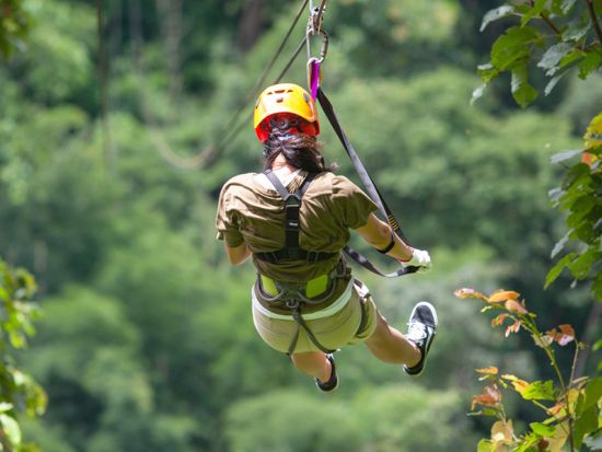 コーラルクレーター・アドベンチャーパーク　ジップライン（3本）＆ウェット・アンド・ワイルド・ハワイ入場　スリル満点！全長約90m～275m＜送迎付きプランあり＞