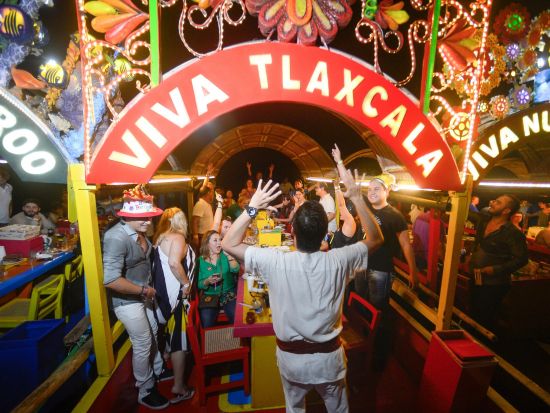 ナイトクルーズツアー カンクン版夜のソチミルコを体験！＜3コースディナー付／テキーラ、ビール飲み放題付／カンクン発＞